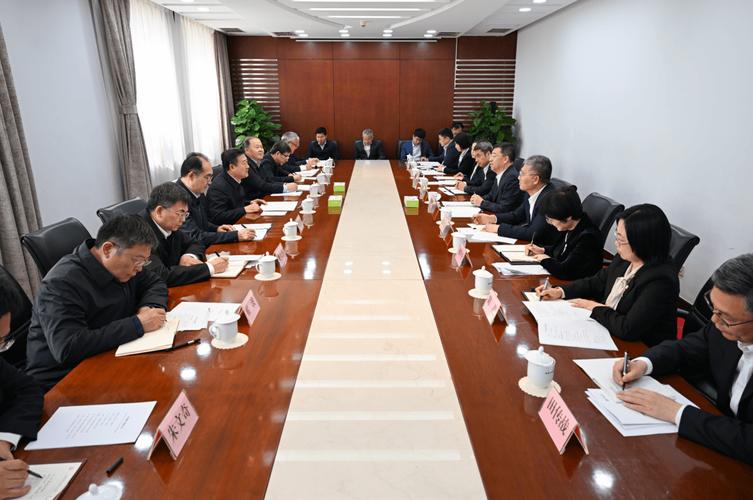 中国银行董事长葛海蛟与中国国新董事长徐思伟举行工作会谈